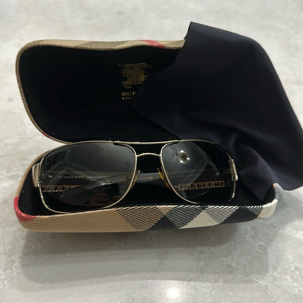 Burberry sunglasses 🕶️